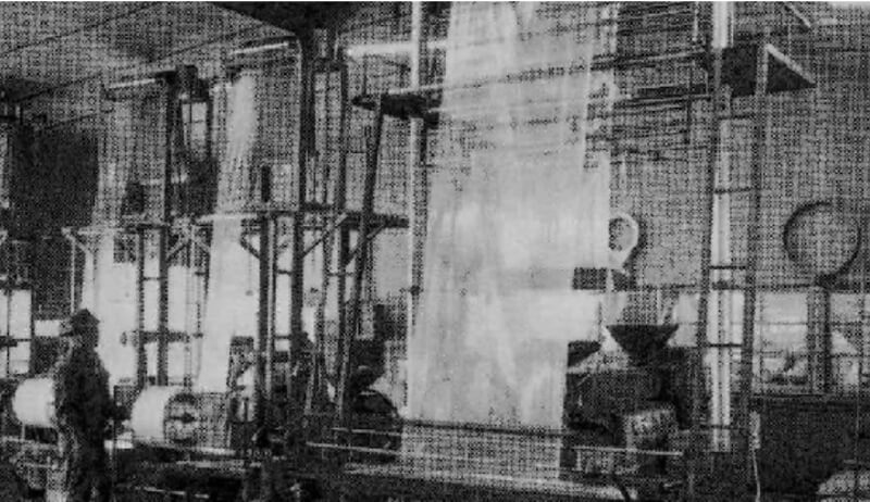 1958年 高圧ポリエチレンの精製加工分野に進出、新居浜市にポリエチレン工場（本社工場）を新設