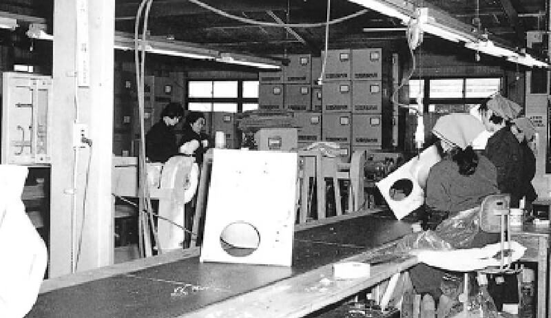 1971年 本社惣開ビル新築落成
(株)新関西製作所を設立し、射出成形加工事業に本格的に進出
